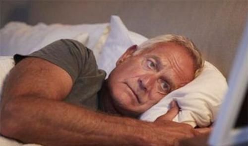 肝火过旺|凌晨3、4点突然醒来医生失眠多半有3原因,2招让你一觉到天亮