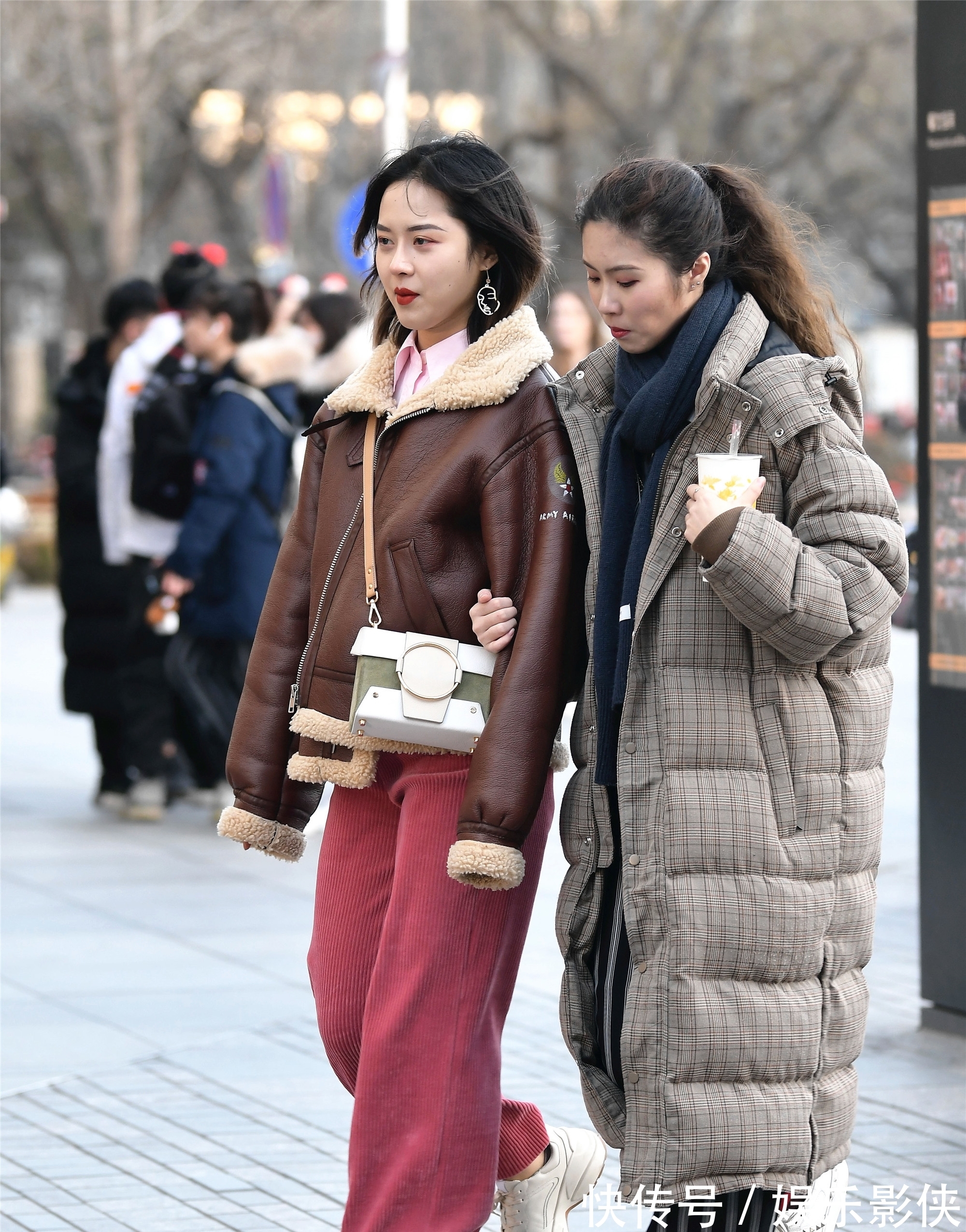 小姐姐|穿长款羽绒服，你会搭配一双什么样的鞋子？