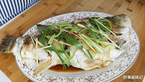 清蒸鱼,不要上来就放盐,教您小妙招,鲜嫩多汁,不柴也不腥
