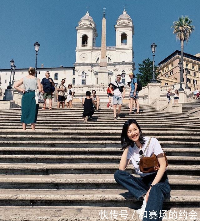 tips 33岁刘雯终于奢侈一回,穿4000T恤去罗马旅游,这打扮真是超模!