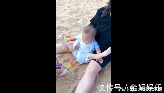孩子|妈妈带宝宝来玩沙子,宝宝全程脚不沾地网友萌娃从小就有洁癖