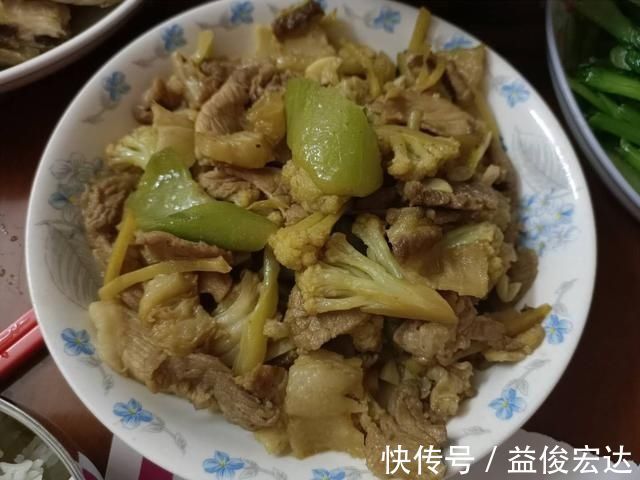 高温|带男友回家，爸爸顶着高温用柴火烧菜，吃完饭后男友留下2千元