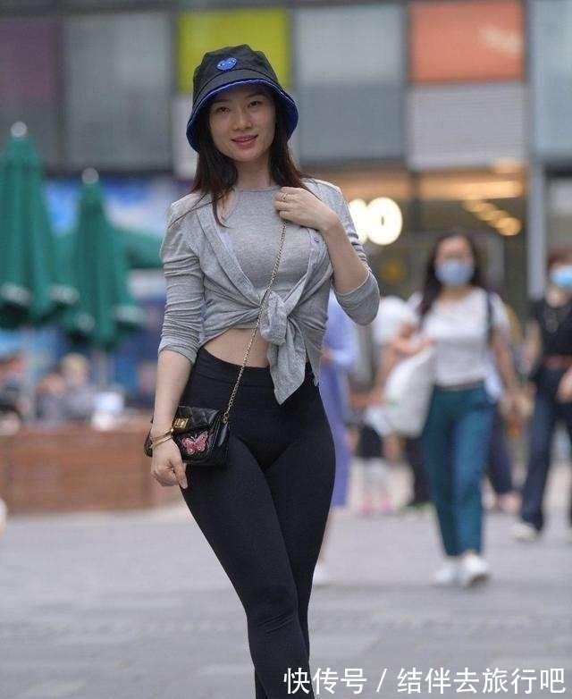 衬衫搭配 白色西式衬衫搭配白色破洞打底裤，和谐搭配服装，穿搭效果满分！