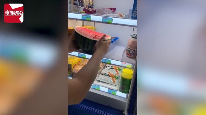 西瓜|男子将半个西瓜放进自动贩卖机冰镇，柜门一关支付页面让他诧异了