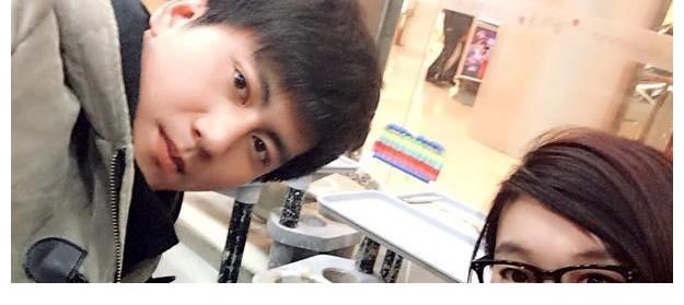 幸福|他上非誠(chéng)勿擾就遭24燈全滅，結(jié)果卻把女導(dǎo)演抱走，今兩人幸福甜蜜