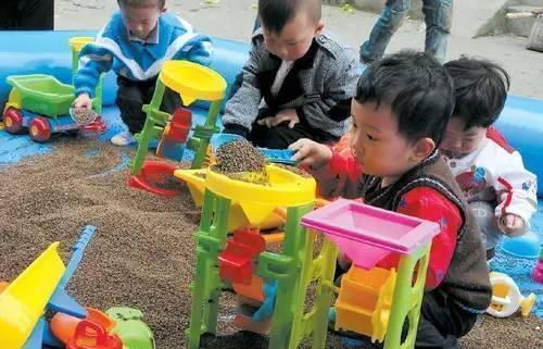 好奇心|地铁上,3岁宝宝盯着一个人看了20分钟,妈妈转头一看笑喷了