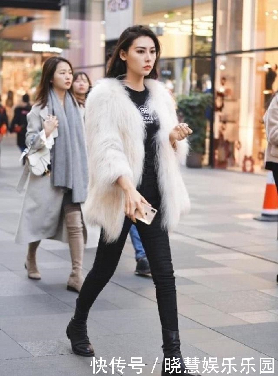 美女|路人街拍，美女上身选择了白色上衣，十分有魅力