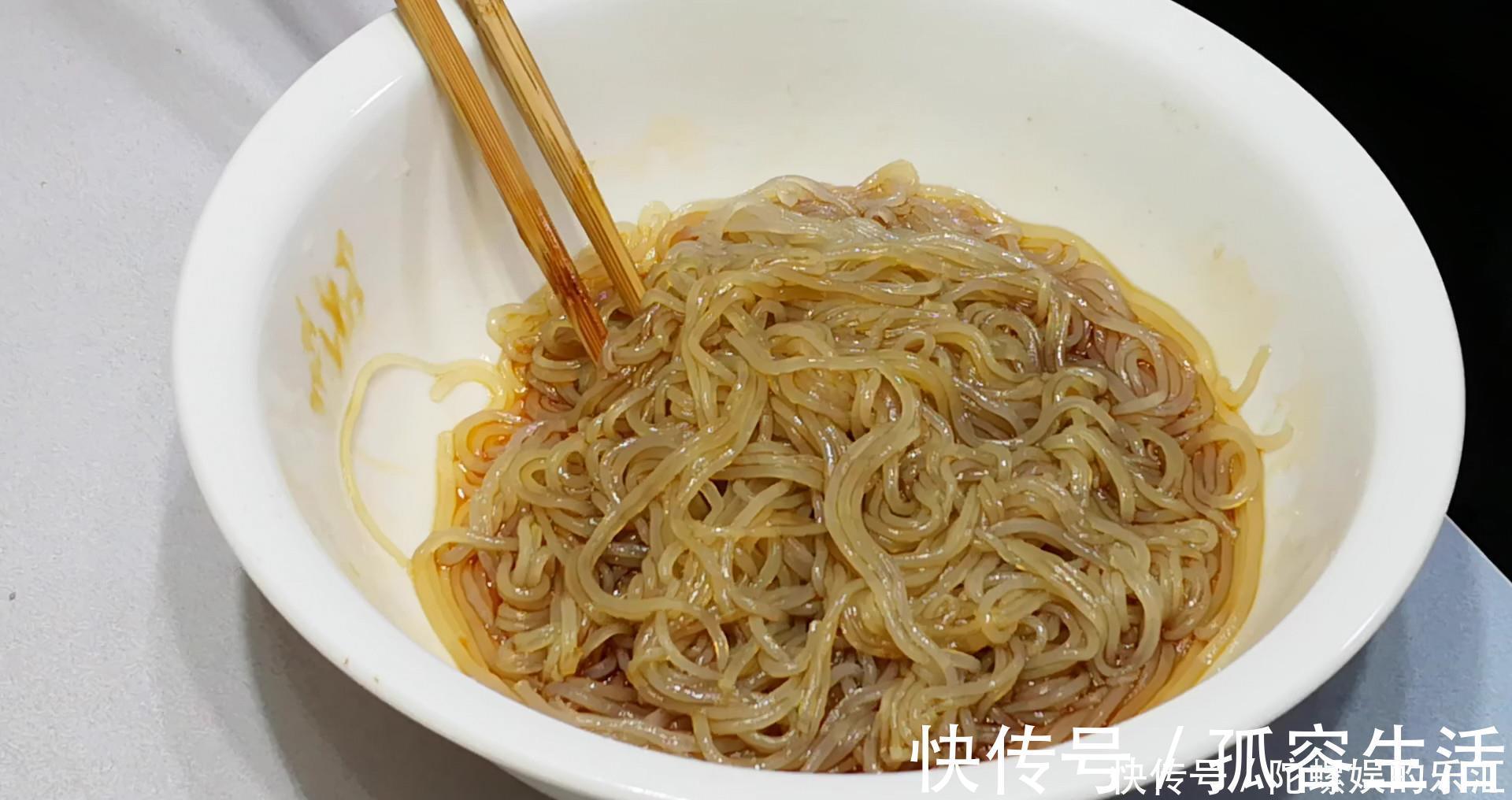 晓峰|炒粉条时总是爱坨爱粘连?大厨教我诀窍,粉条又香又滑,不粘锅!