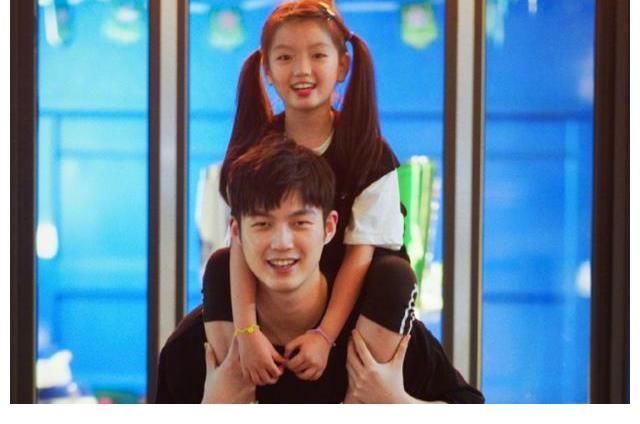 8岁阿拉蕾同框董力,“小山竹”近照曝光,邓伦宠爱的女孩长大了