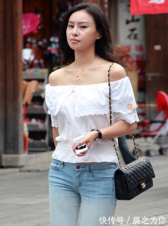 都市女孩 青春时尚的都市女孩,穿搭牛仔裤,婀娜的身材让人着迷