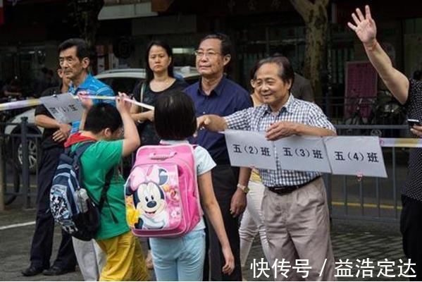 放学|宝妈炫耀儿子从小不玩手机,等孩子放学后,被现实打脸