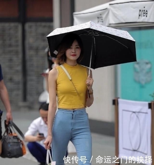 时尚|时尚街拍成熟的小姐姐一身粉嫩装扮,紧身牛仔裤笔直修长