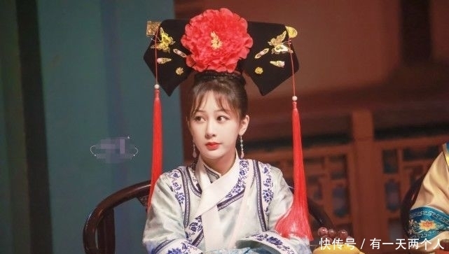 杨紫|杨紫新剧2套造型,长裙与长袍来回切换,风格过于多变
