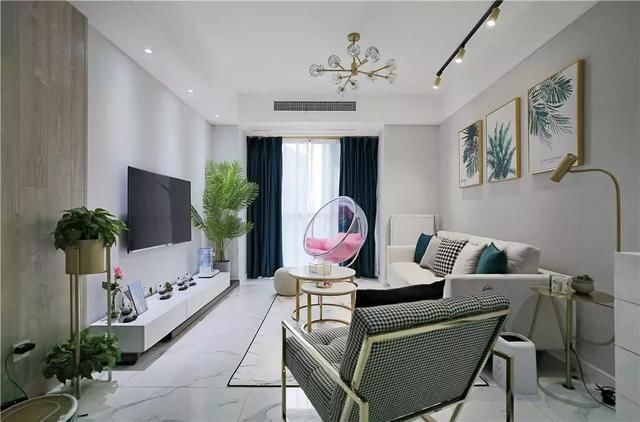 地砖|客厅连接阳台,要不要装隔断门?幸好我精明,一锤下去赚了好几万