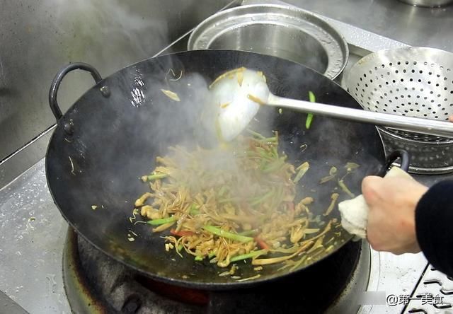 红椒|黄花菜炒肉丝很多人第一步就做错了，难怪不好吃，大厨教你如何做
