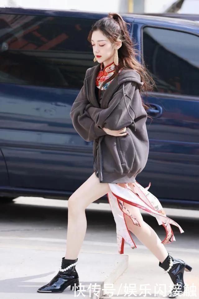 希林娜依·高穿旗袍，裙摆被剪成彩带，无意间露出漫画腿意外抢镜