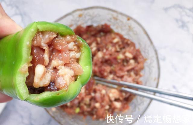 手把手教你做煎酿青椒，每次去饭店必点的菜，10块钱能做一大盘
