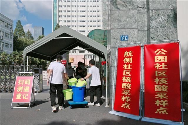 超门店|为了给医护人员制冰送冰，这家大型商超门店清空了所有冰柜