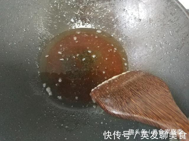 金黄|沙县小吃10元一只的鸭腿,在家9.9元卤一锅,色泽金黄诱人超好吃