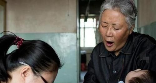 弃婴|52岁老人偶然捡个弃婴,18年后孩子考上大学,家门口来了一排警车