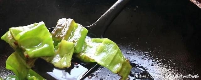 青椒这做法太好吃了,擀面杖一压,比吃肉过瘾,出锅就抢吃光
