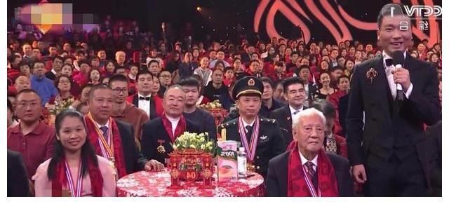 央视春晚不对外售票，每年直播却满满的观众，他们都是谁？