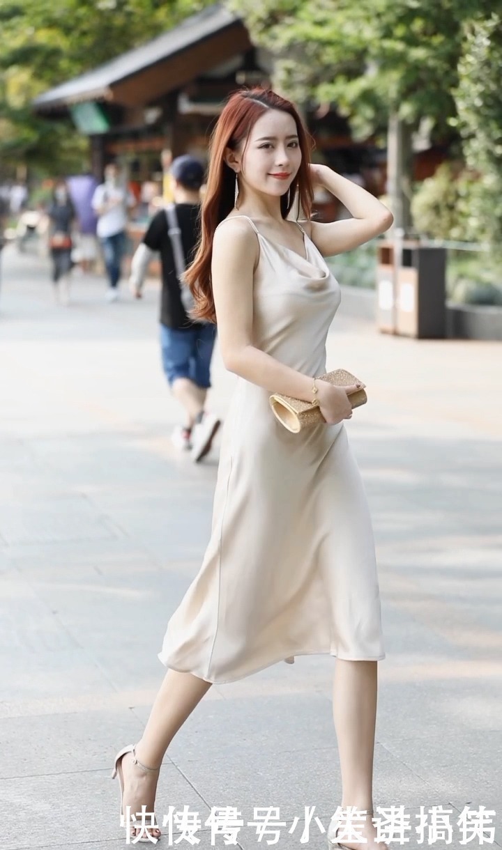 街拍|美女街拍御姐风的小姐姐,微卷长发显气质,丝滑绸缎连衣裙太衬好身材