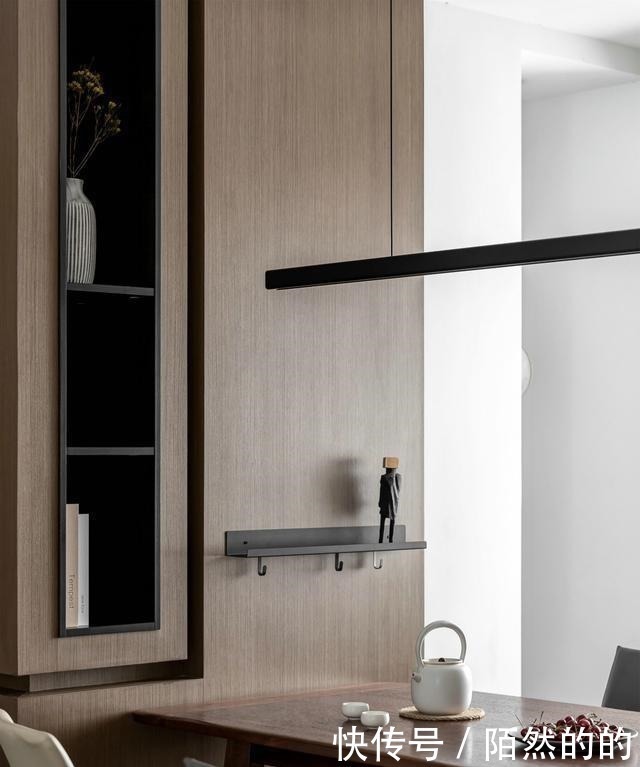 收纳|越来越多人放弃电视墙,学他家打一排柜子,美观实用两不误!聪明!