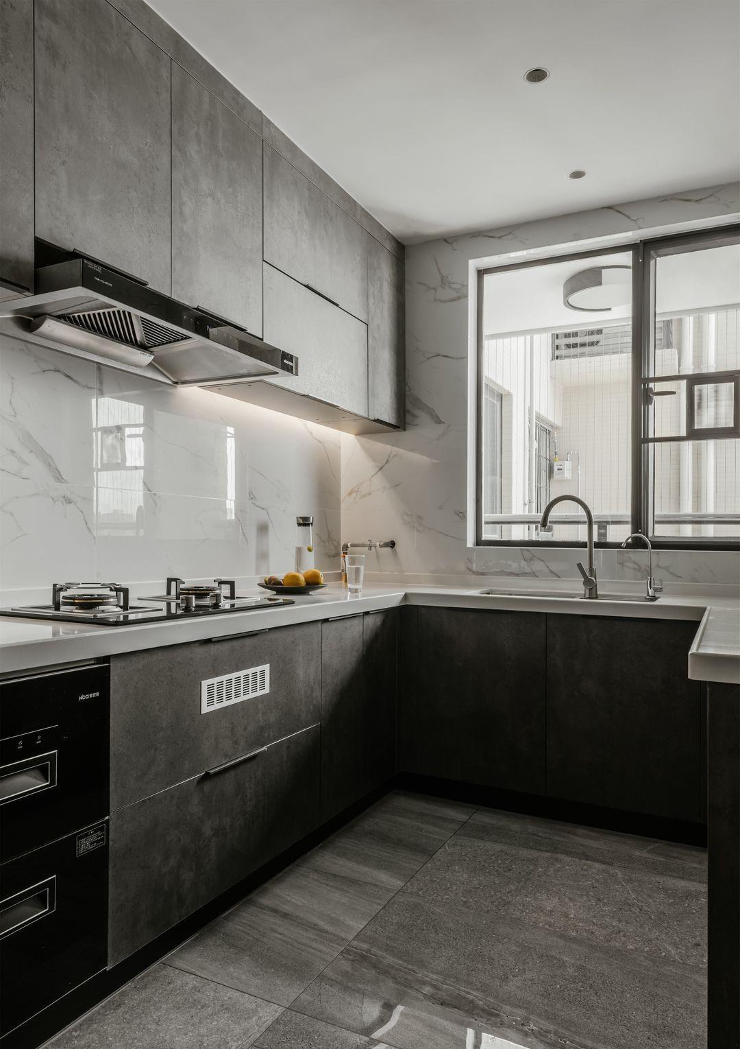 灰色|200平的简约风复式,用黑白的素雅和实木的温润,塑造最真实的家