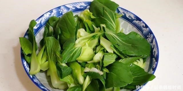 炒青菜时,最忌直接下锅炒,大厨记住这3步,青菜又脆又好吃