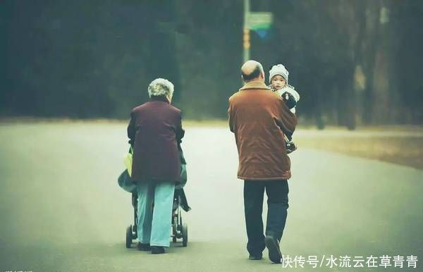 子女|老人到底该不该帮子女看孩子,四种模式供你选择,了解一下