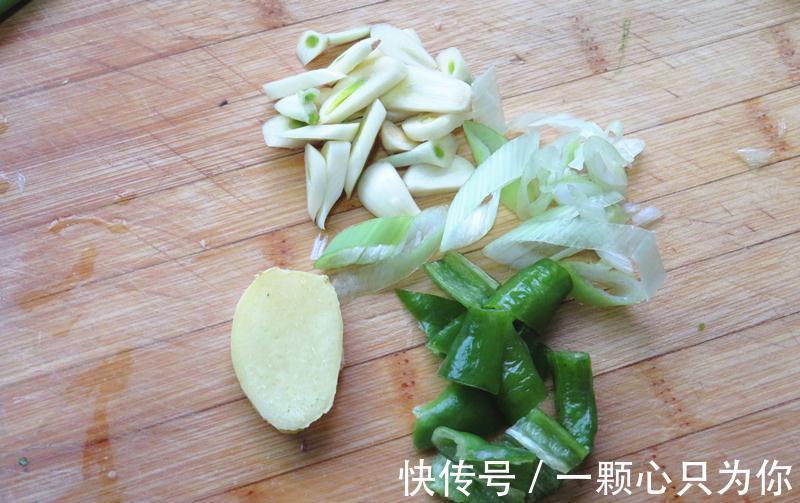 洋葱炒虾仁|冬天多给老人吃这菜,营养不腻易消化,还能延缓衰老,简单易做