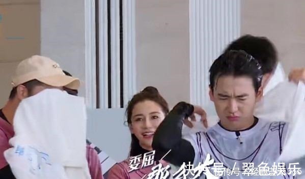 惩罚|杨颖接受惩罚落入水中，抬起头时鼻子突然“变形”伸手救场都晚了