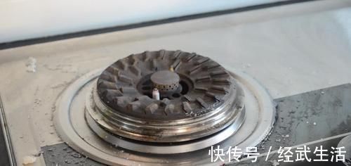 家家户户|在灶台上放几张纸巾,作用真强大,解决家家户户困扰的烦恼,实用