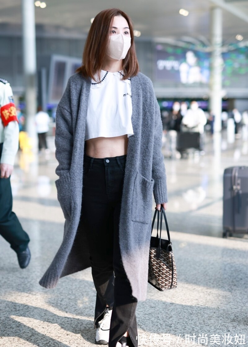 露脐装|阿Sa为秀身材太拼了,大冷天穿露脐装,看到马甲线被惊艳到