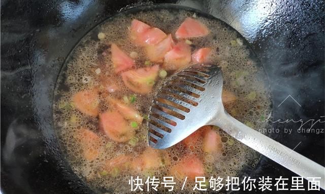 西红柿|70岁老两口喜欢的“鸡蛋疙瘩汤”，和面不加水，筋道爽滑吃不腻