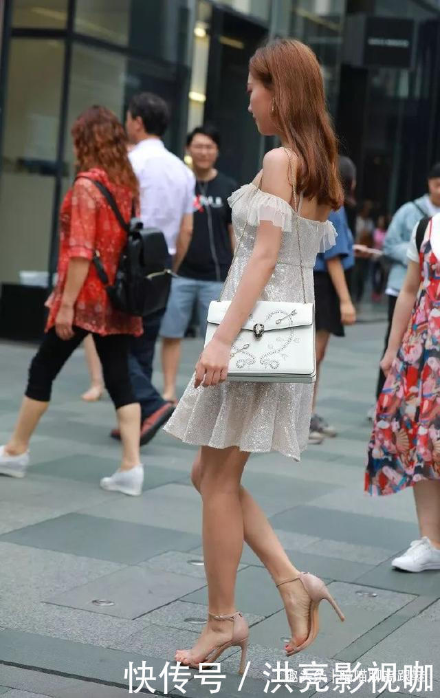 美女脚上穿着一双浅绿色的尖头高跟鞋，让她带着一种小清新范