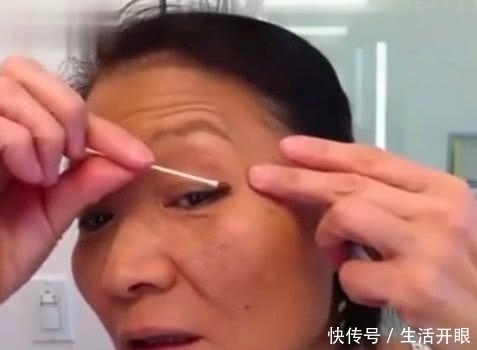 浓妆|68岁奶奶坚持浓妆出门,看到妆前妆后的对比后,网友:活出姿态