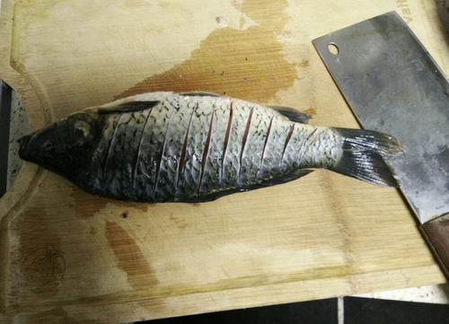 红辣椒|做香煎鲫鱼,想要鱼肉入味不掉皮,下锅前抹点“它”,非常有必要