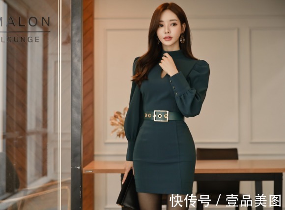 孙允珠|女神孙允珠高清时尚搭配:青黛墨痕藤蔓巴洛克名媛礼裙