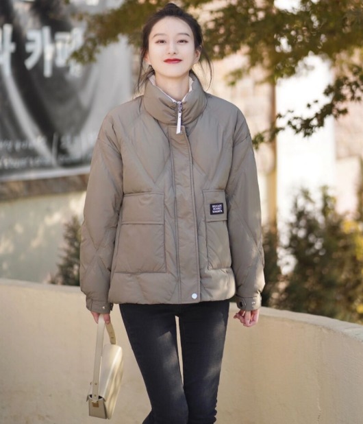 小仙女|秋冬季,羽绒服怎么穿才好看?和紧身裤或半身裙搭配,高级又时髦