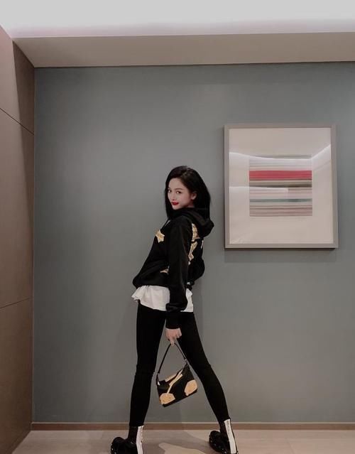 别用裙子配卫衣了！今年流行“卫衣+裤子”，特有范，小个子也爱