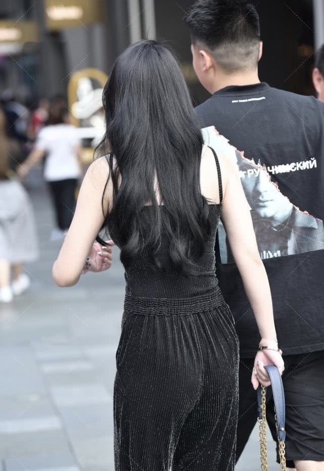 小姐姐 夏日里的哈伦裤连接黑色上衣烘托“气质”,黑暗系风格看着就高冷