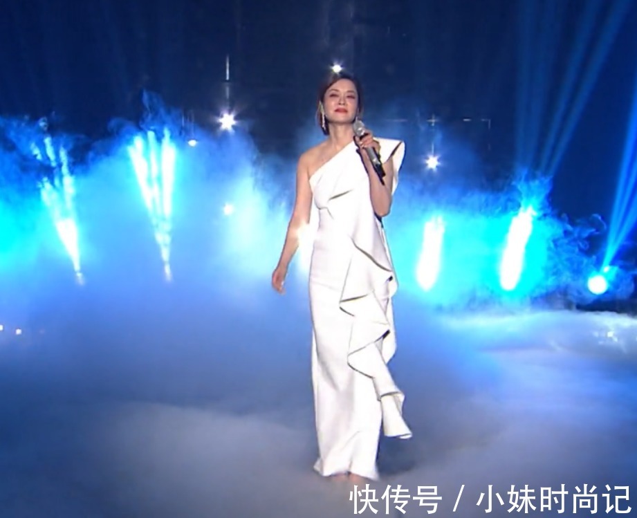 小蛮腰|毛阿敏58岁仍然“风华绝代”,穿白色斜肩礼裙优雅大气,气质绝了