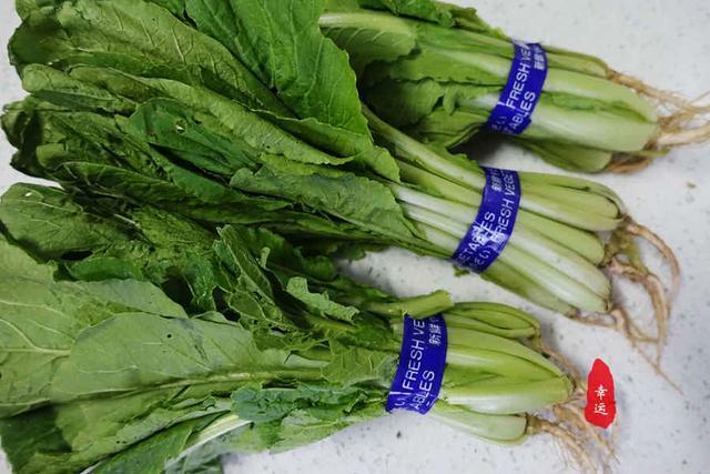 又白又松软的包子,馅料鲜嫩适口,配上小米南瓜粥,吃得美美哒