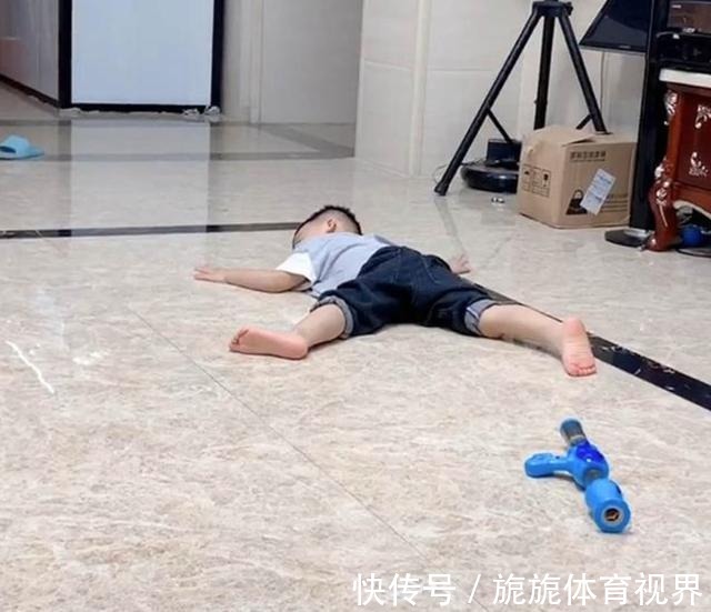 家长们|姐姐上学后,无聊弟弟“花式”想姐姐,妈妈:忘记她怎么揍你了?