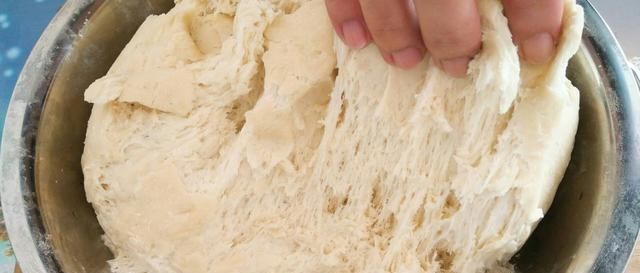 蒸馒头时酵母别直接放,多加这一步,蒸出来的馒头又白又大又劲道