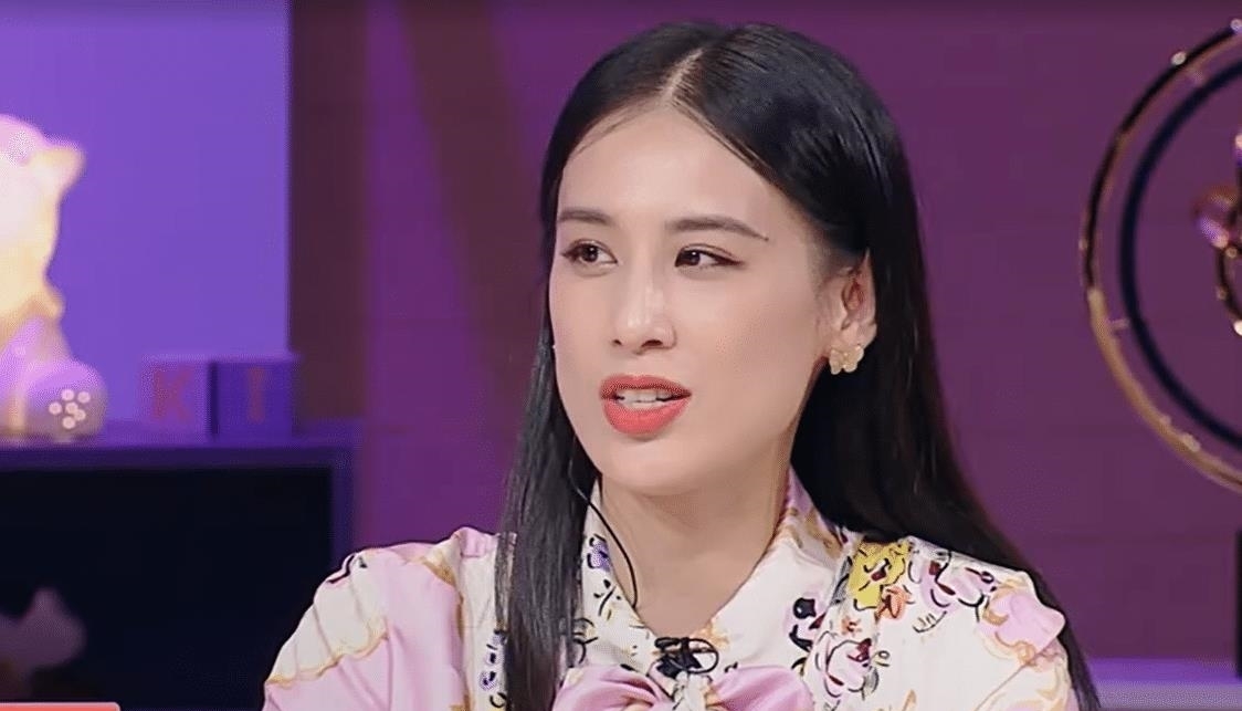 相差|《恋爱》黄圣依和郑爽比美,当镜头放大三倍,两人确定相差八岁?