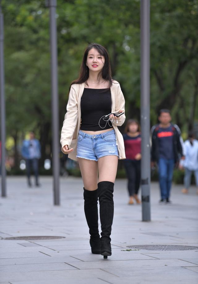 长筒靴|美女街拍:冬季穿搭做“减法”,短裤搭配长筒靴,让你清新又有型!
