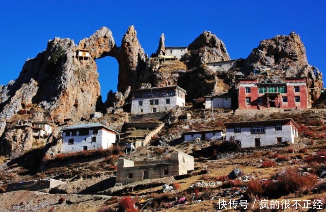 西藏海拔最高的寺庙，临悬崖而景色绝美，想去得先吃药且十分辛苦